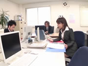 La segretaria giapponese fa l'amore con il suo capo