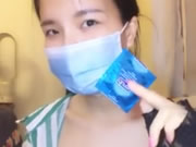 Ragazza di maschere asiatiche in webcam