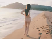 Bellezza asiatica nuda sulla spiaggia