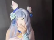 Ragazza carina si fa un selfie con le dita nella figa