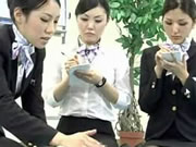 La hostess giapponese dimostra le corrette procedure di RCP