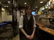 Ristorante giapponese cameriera solitaria