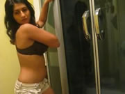 Armenian ragazza In The Bathroom Strippers