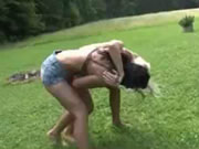 Due donne hanno combattuto sull'erba