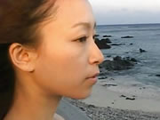 Japan ragazza cammina in riva al mare