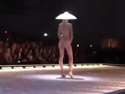 Un solo modello nudo sulla sfilata di moda