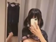 Timido selfie di ragazza asiatica
