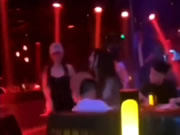 La ragazza tatuata nel bar bacia attivamente i seni del cliente maschio