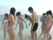 Gangbang giapponese in spiaggia